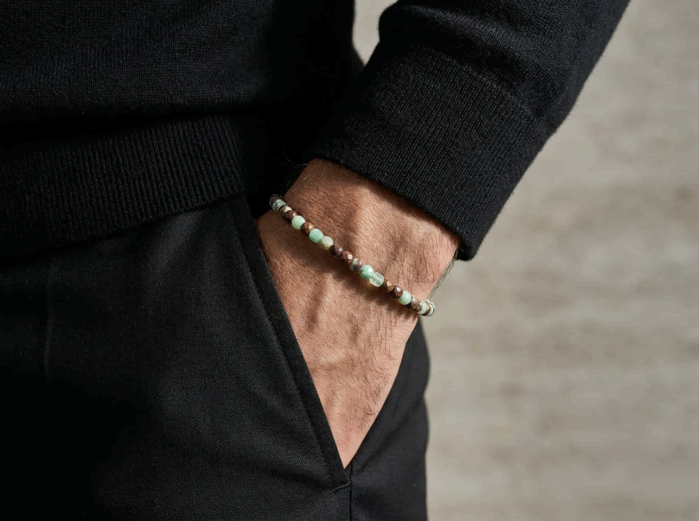 Polsfoto man met zwarte pullover en armband handgemaakt van groene opaal stenen 4mm