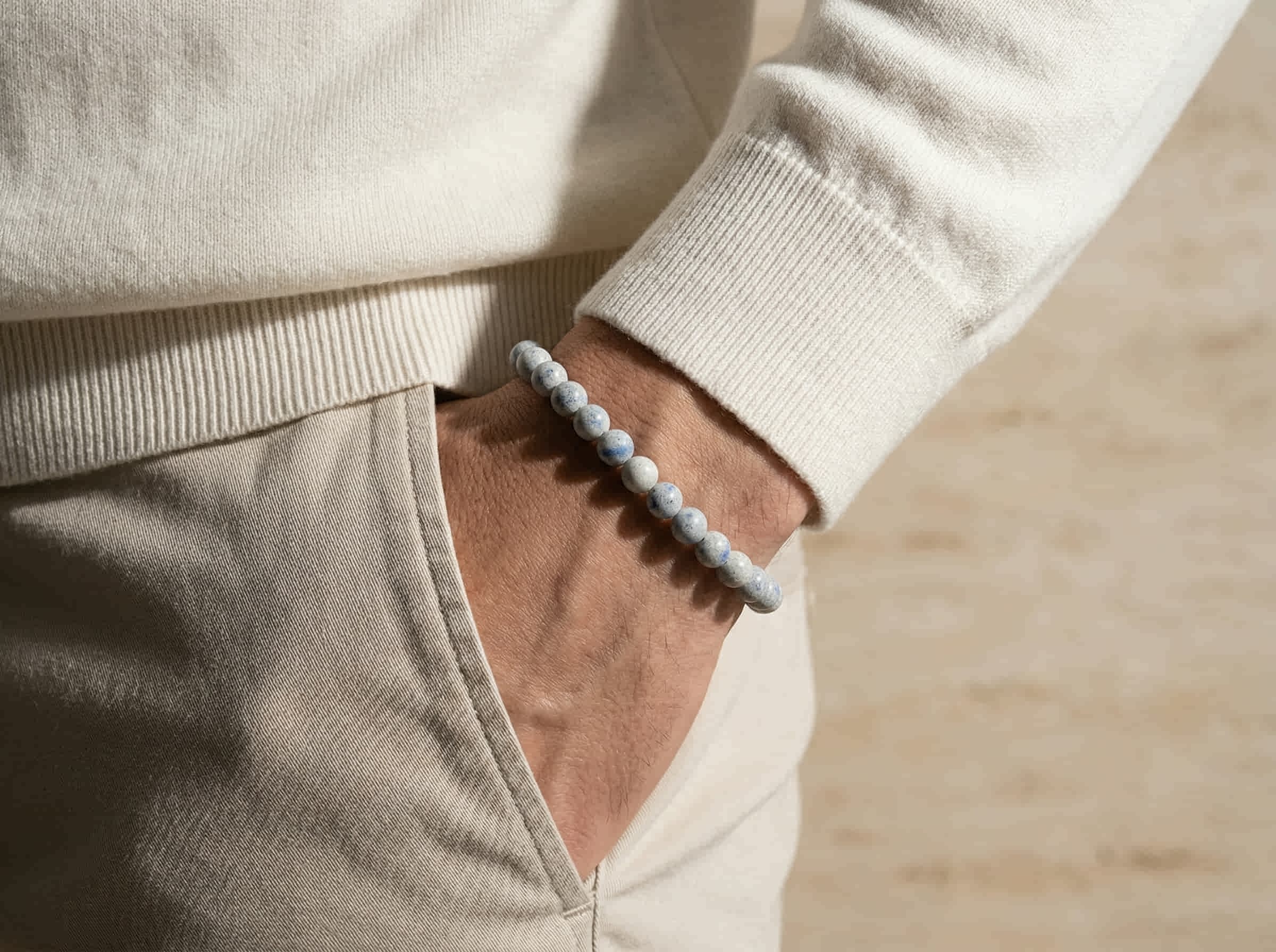 Polsfoto man met witte pullover en witte broek armband handgemaakt van k2 azuriet stenen 4mm