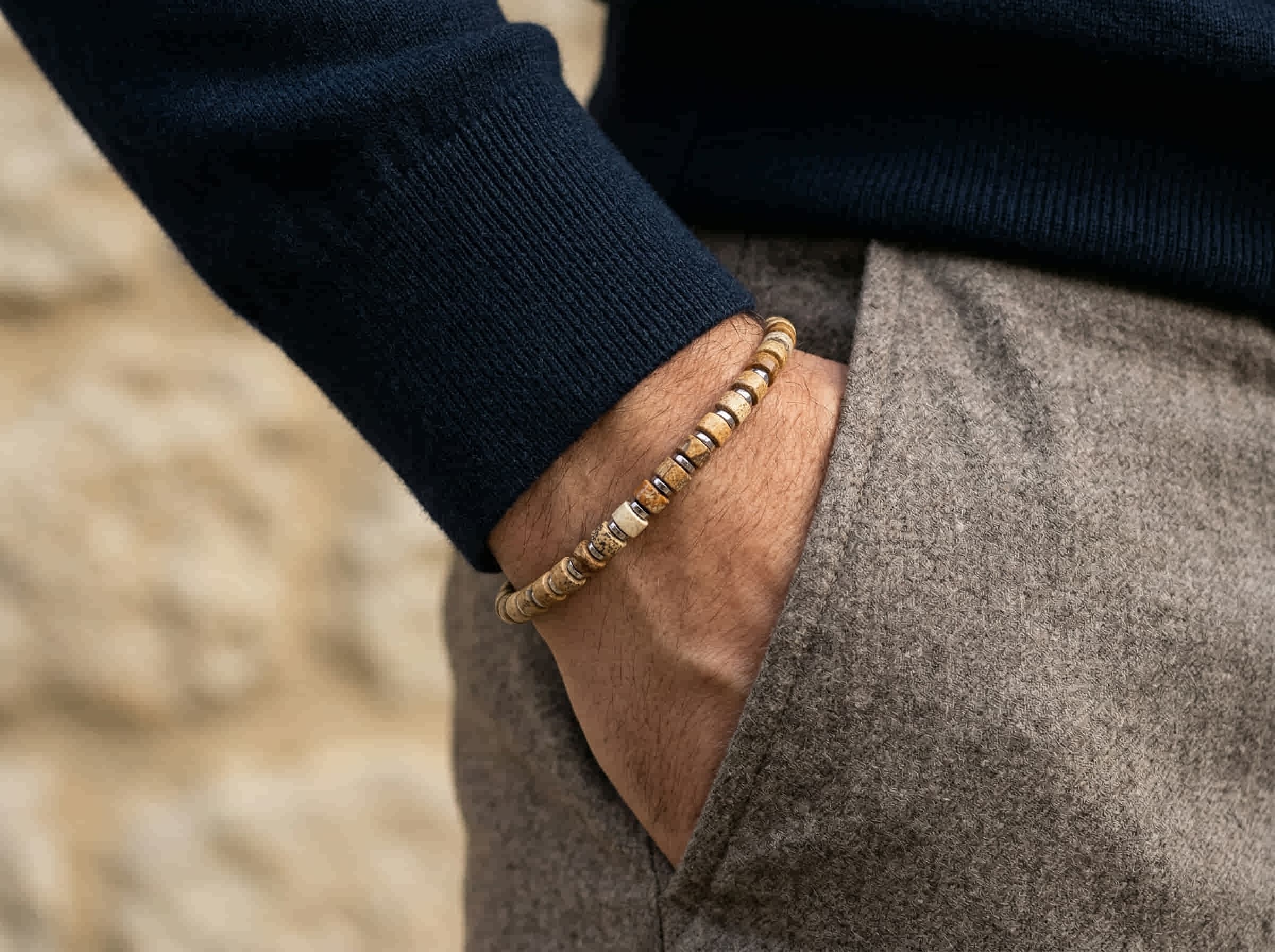 Polsfoto man met pullover en armband handgemaakt van picturite jasper column stenen 4mm