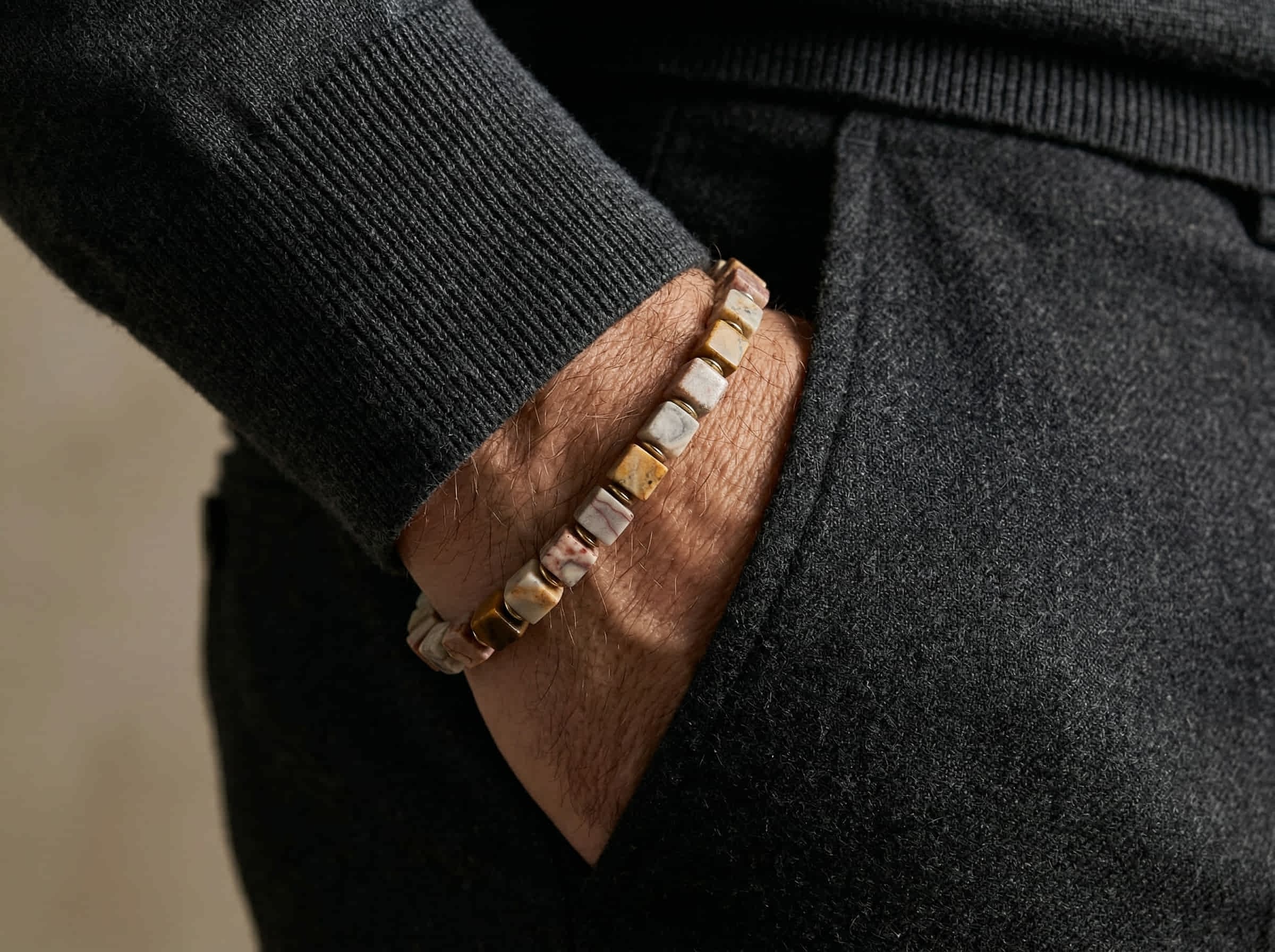 Polsfoto man met zwarte pullover en armband handgemaakt van wilde agaat kubus stenen 4mm