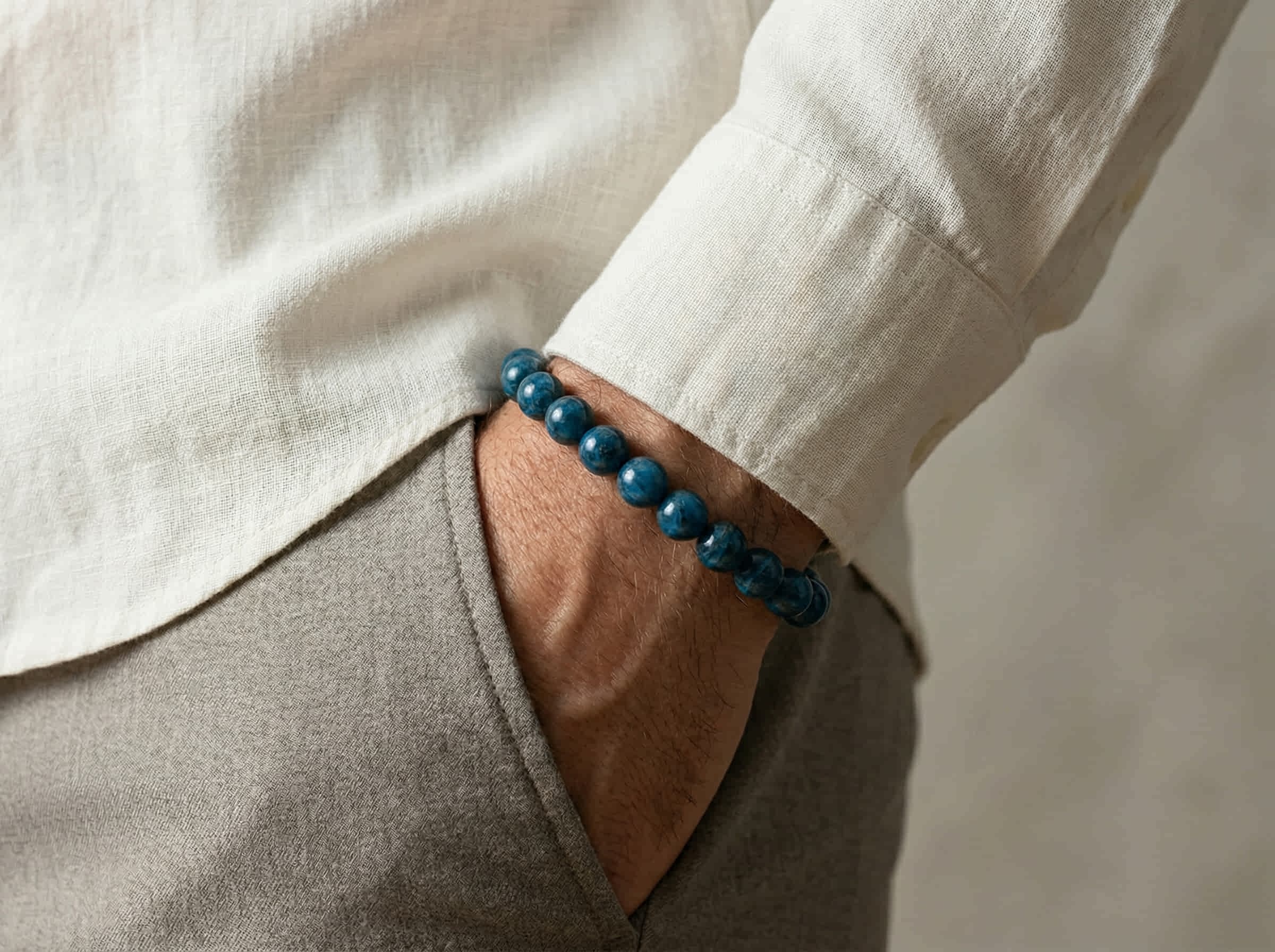 Man met over shirt en armband hangemaakt van ronde apatiet stenen 10mm