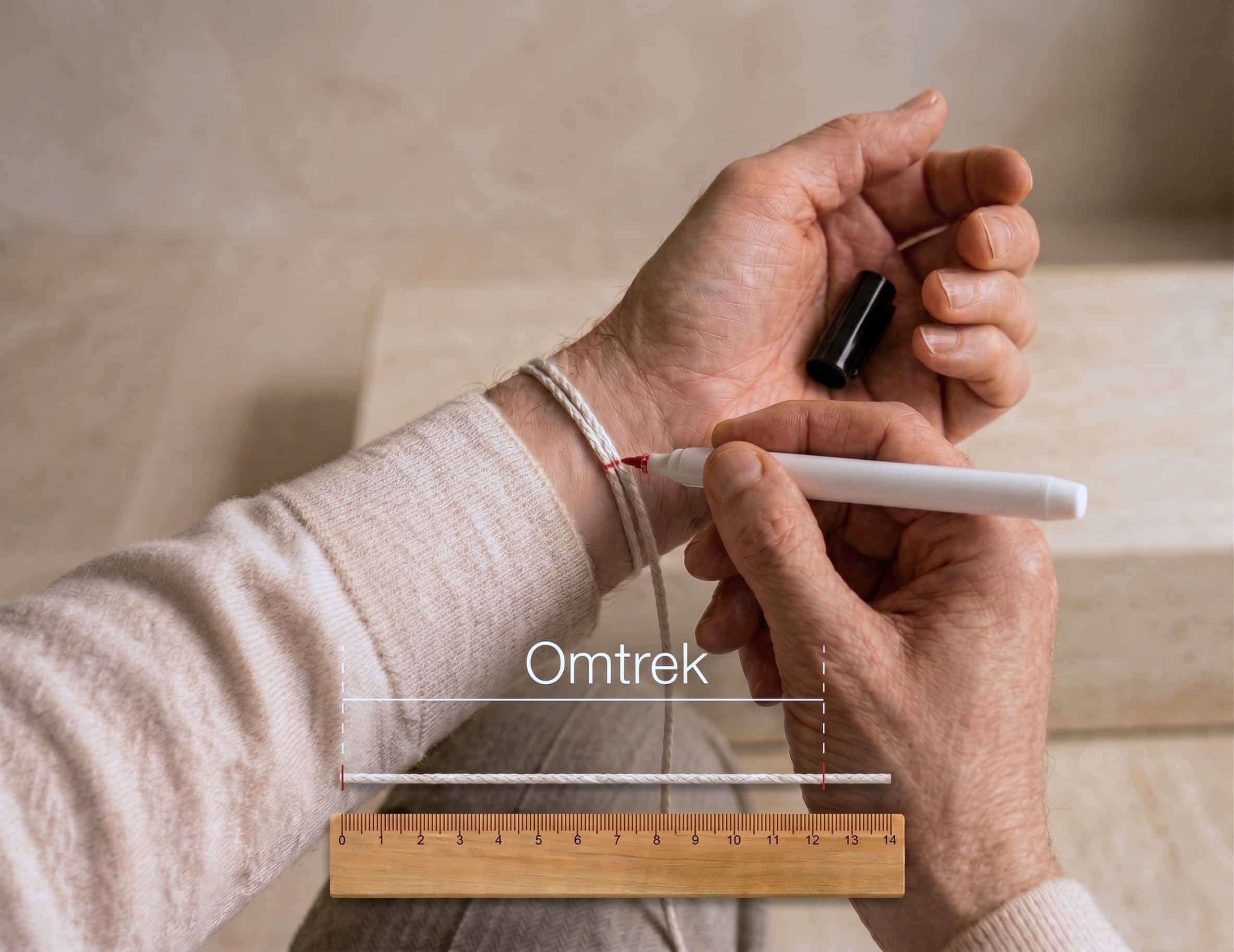Man die pols maat opmeet doormiddel van een touw langs een liniaal